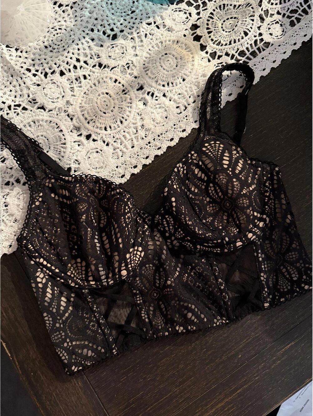 Victoria’s Secret corset style black lace bra 32D